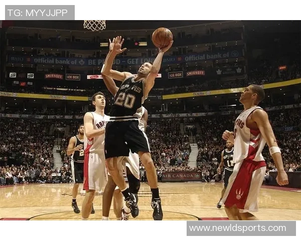 哈克斯替补出战15分钟高效表现6投5中并罚球全中狂砍20分