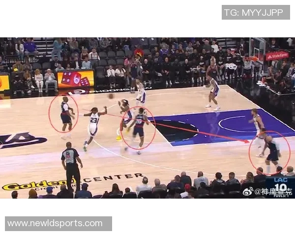 小佩顿分享比赛策略:传球给库里并为他设置挡拆的有效战术 小佩顿分享比赛策略:传球给库里并为他设置挡拆的有效战术