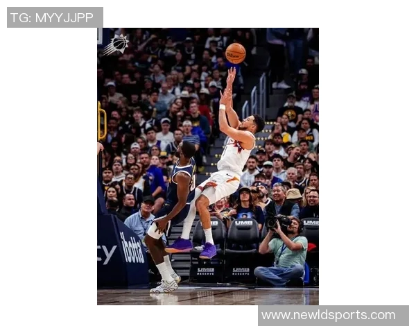 布克上半场表现出色却因伤退场10分钟内贡献11分2篮板3助攻