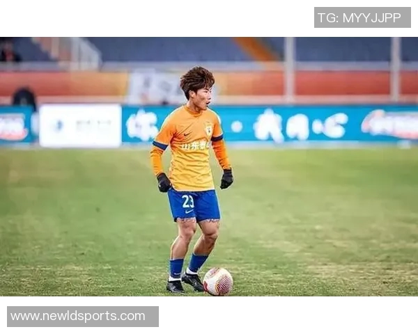 泰山队第72分钟进攻失误谢文能传中直接飞出底线引发球迷失望 泰山队第72分钟进攻失误谢文能传中直接飞出底线引发球迷失望