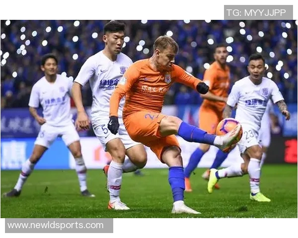 曾凡博与狄龙赛前激情致辞引发现场球迷热烈欢呼气氛高涨